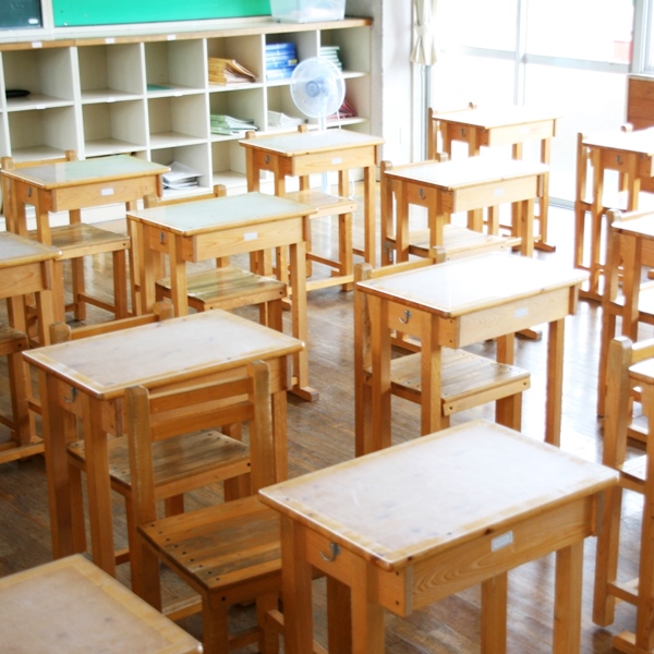 机に余計なものを置かない